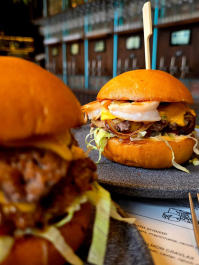 Pub en libre-service et burger Prague