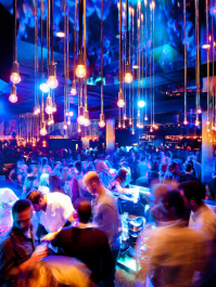 Boîte de nuit VIP avec table et bouteilles au Weekend Berlin