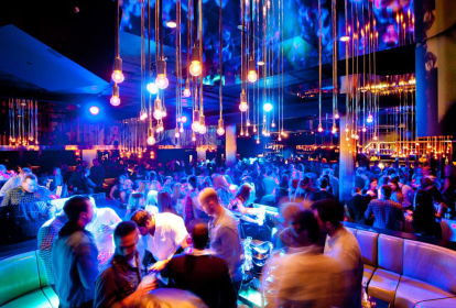 Berlin Boîte de nuit VIP avec table et bouteilles au Weekend image 1