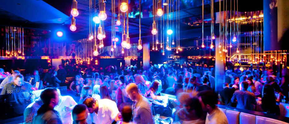 Berlin Boîte de nuit VIP avec table et bouteilles au Weekend image 1