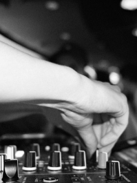 Boite de Nuit avec Table et Boissons Vienne