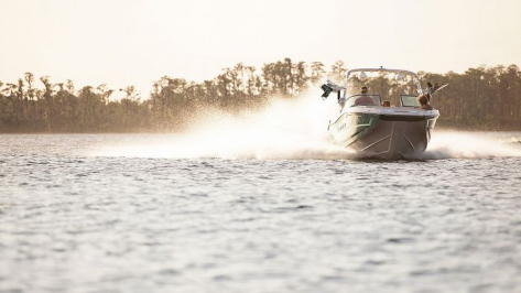 Bateau à moteur avec capitaine