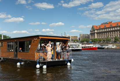 Prague Lutte Sexy sur un Bateau image 4