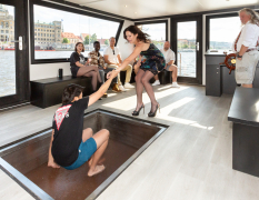 Prague Lutte Sexy sur un Bateau image 3