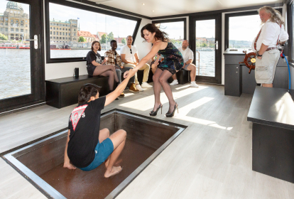 Prague Lutte Sexy sur un Bateau image 3