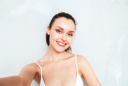 Majorque Serveuse Topless image 2
