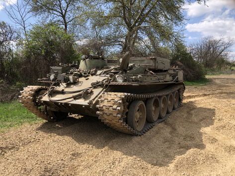 Panzer fahren mit Auto verschrotten