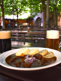 Dîner goulash à la microbrasserie Prague