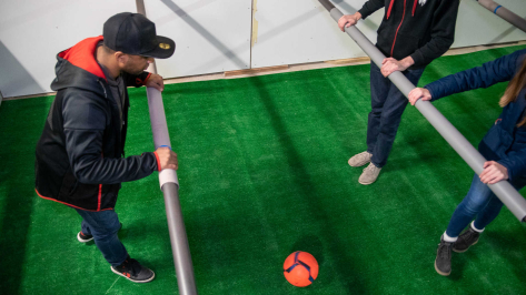 Babyfoot Humain à l'intérieur avec transport publique