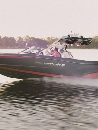 Pilotage d'un bateau à moteur sur le Danube Vienne