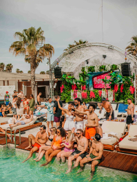 Canapé VIP au Beach Club Barcelone