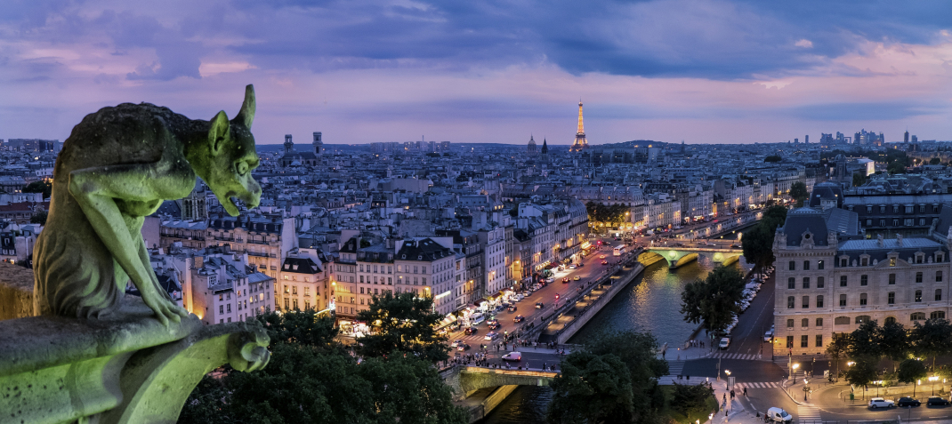 vue de haut de paris à la tombée de la nuit